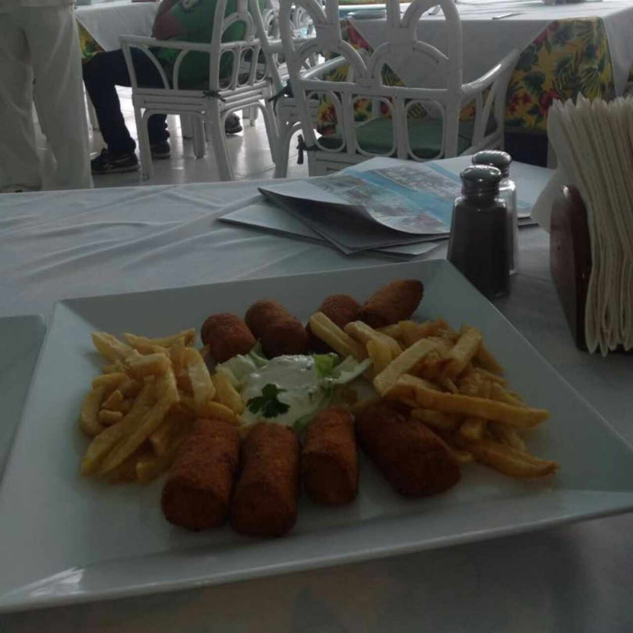 Croquetas de Pescado, bien, con Papas Fritas y Salsa Tártara 