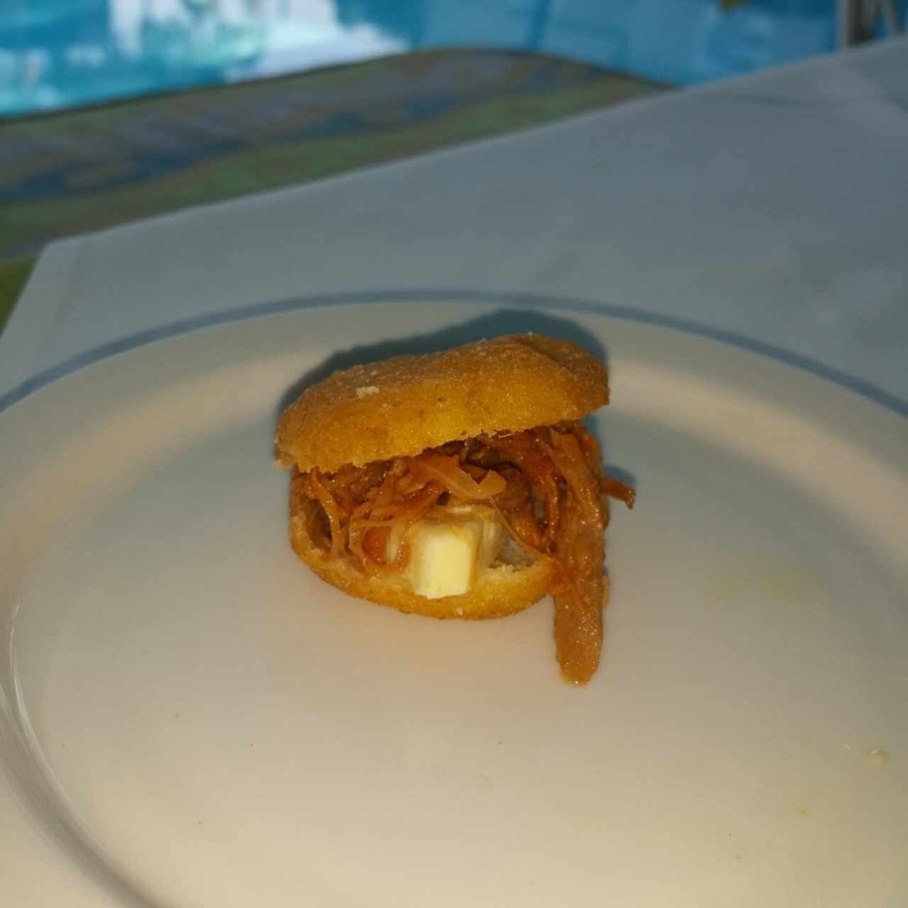 Arepita Pelua 1 (Carne Mechada y Queso Ahumado Leñador), muy buena