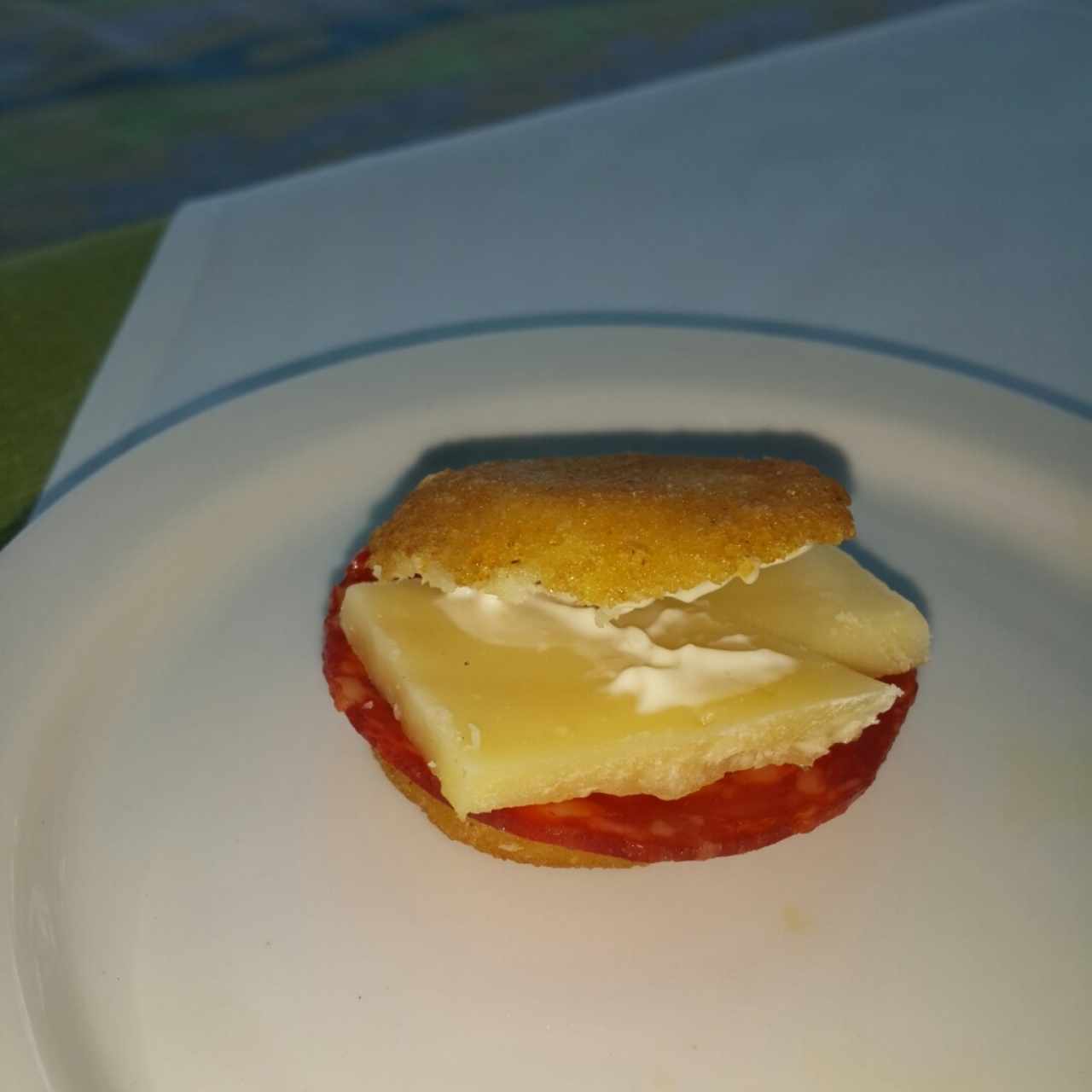 Arepita "Encuentro de 2 Mundos" con Queso Manchego y Chorizo Español, muy buena 