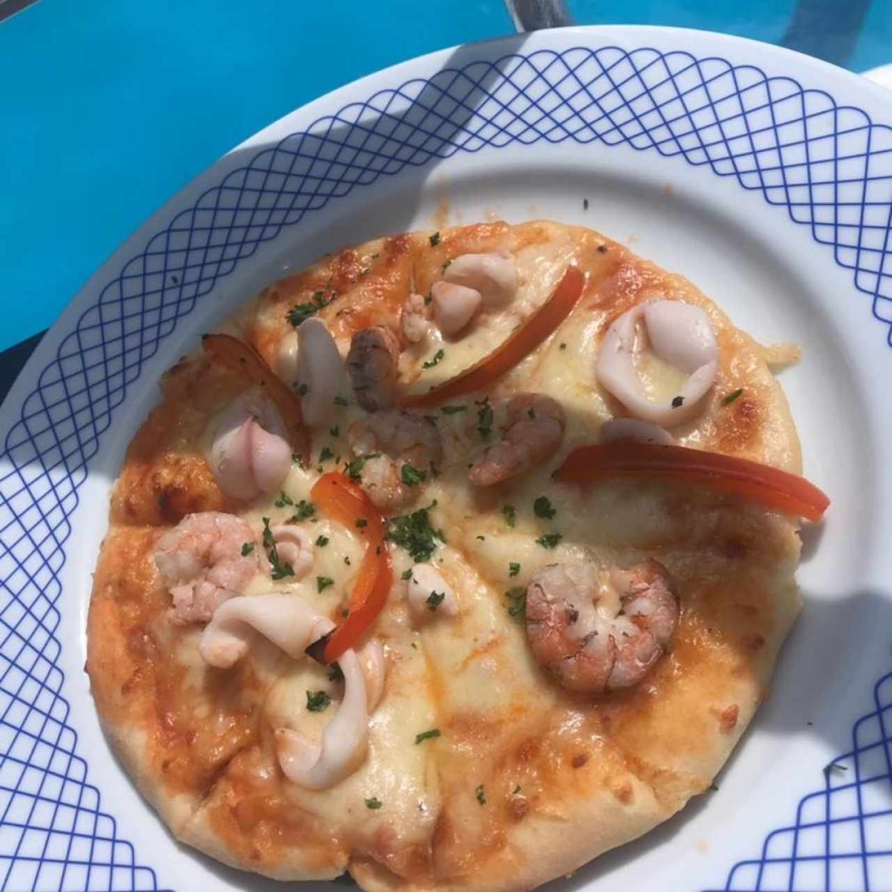 Pizza Olé, con Camarones y Calamares, Buena, pero demasiado pequeña