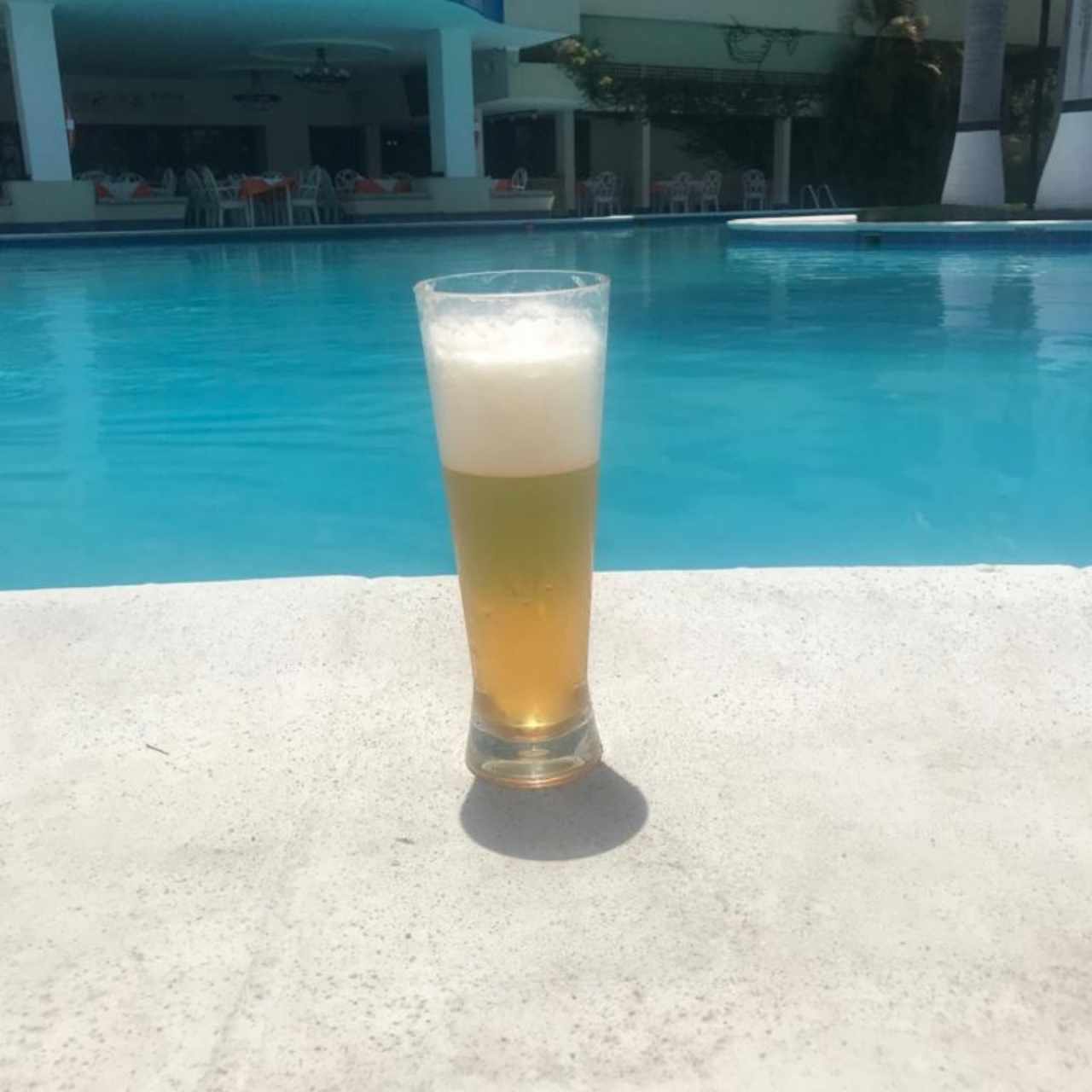 Cerveza bien Fría y Bien Servida con espuma, Excelente