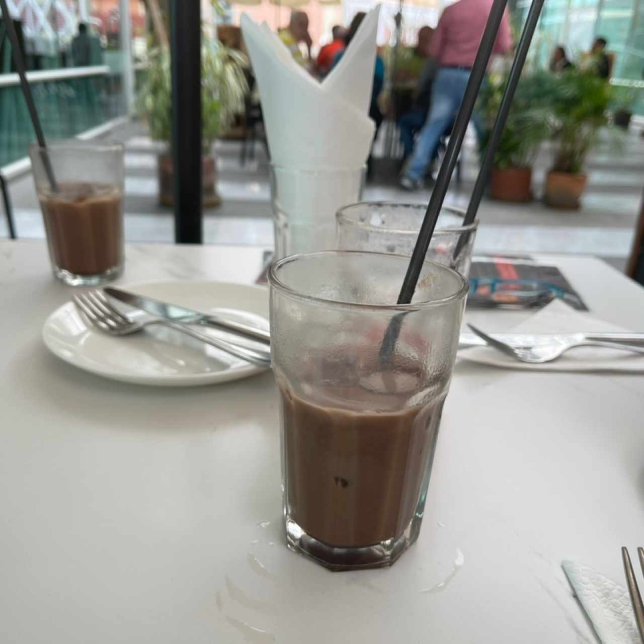 Las bebidas no están incluidas en el menú $12,99 y se presentan en vasos pequeños