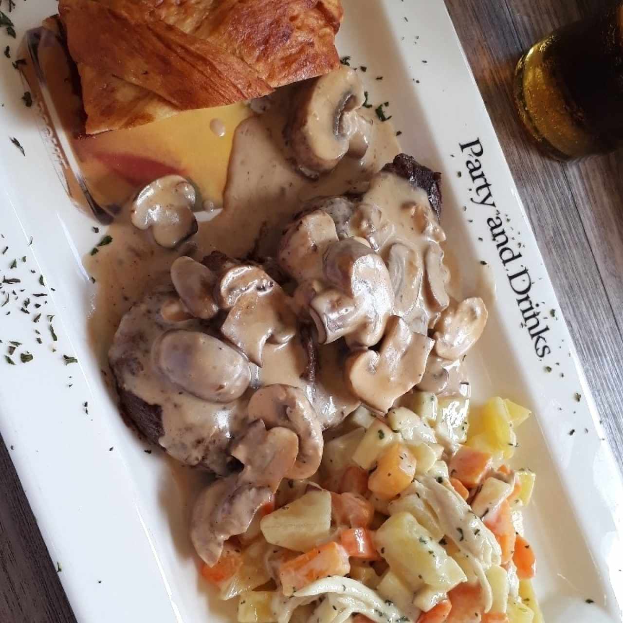 Lomito en vino blanco con champiñones en salsa blanca con ensalada de gallina y pan de jamon
