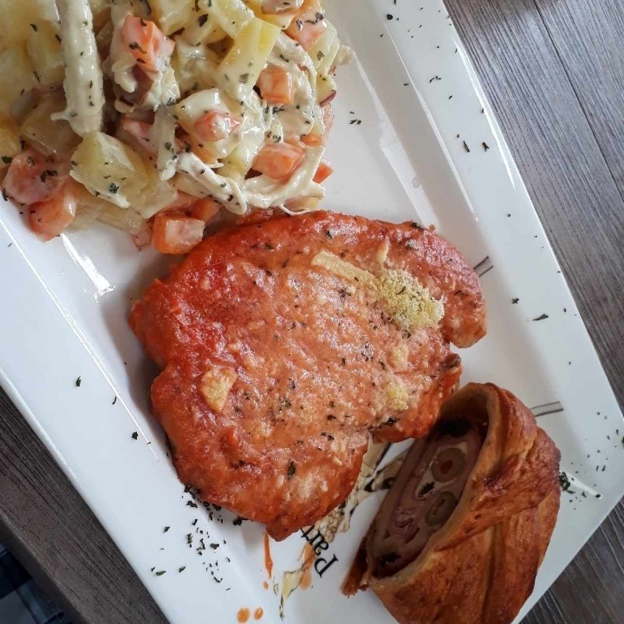 pollo a la parmesana con ensalada de gallina y pan de jamon