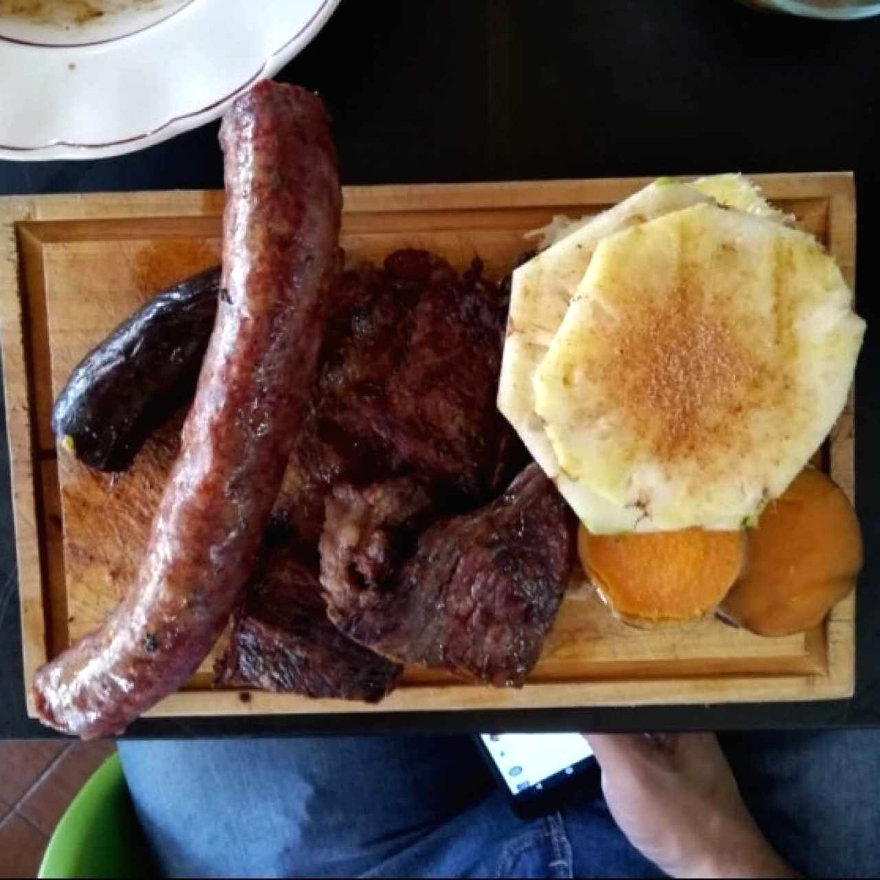 punta trasera con chorizo, morcilla, yuca, batata y piña asada. delicioso!!