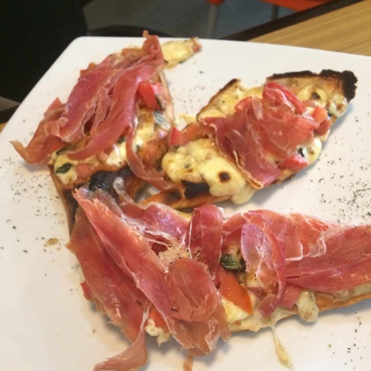 bruschetta capresa con jamon serrano