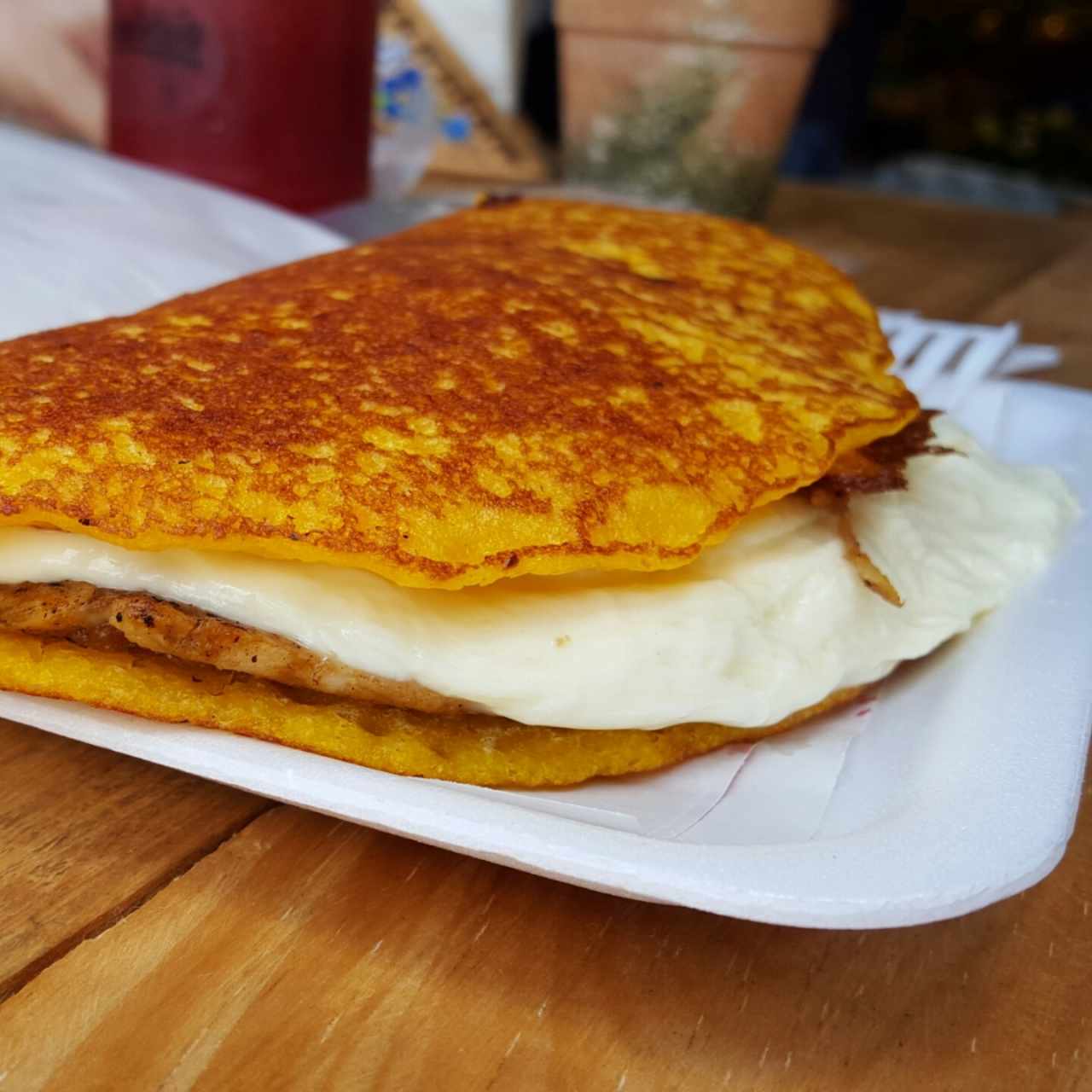 Cachapa con queso y pernil