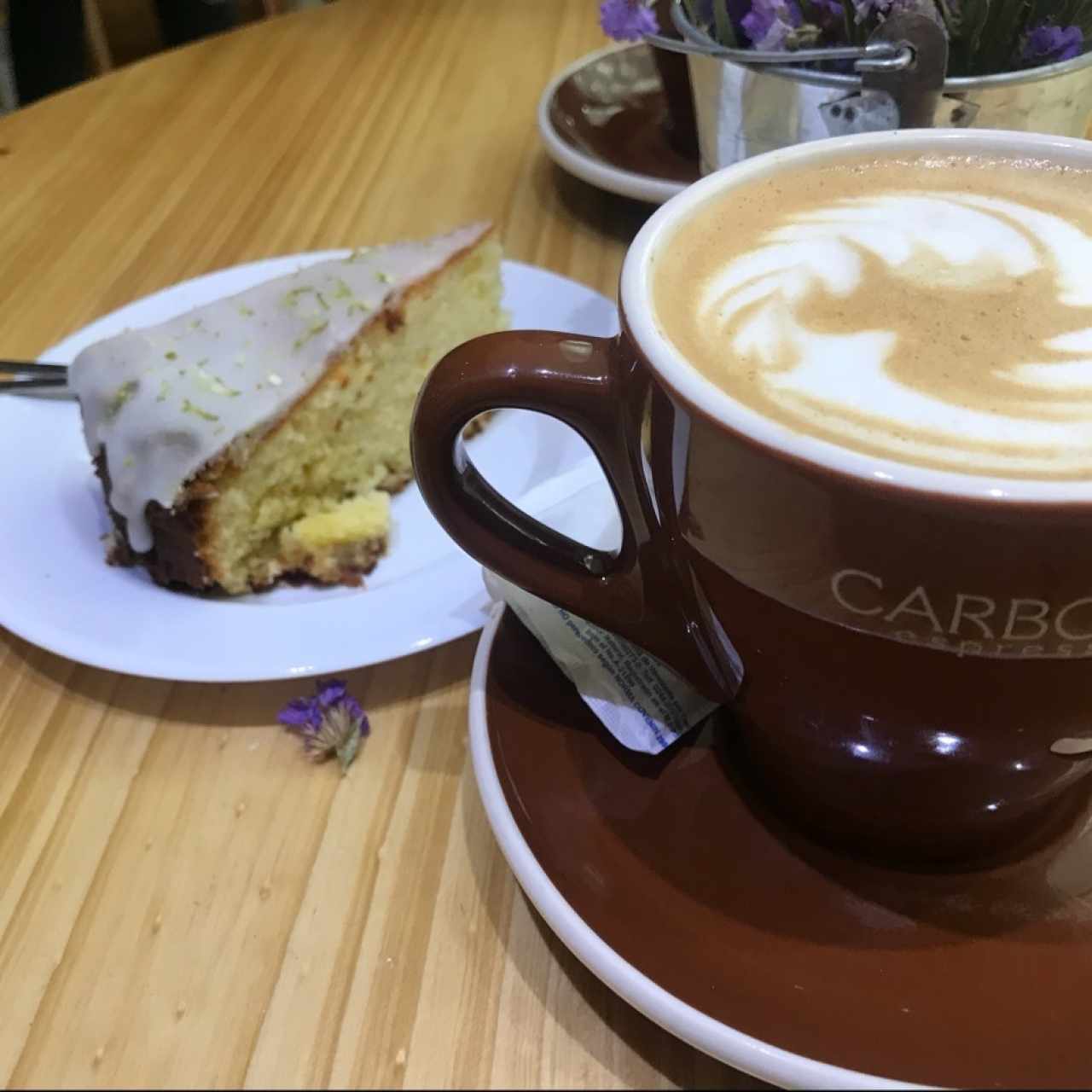 torta de limón y capuccino