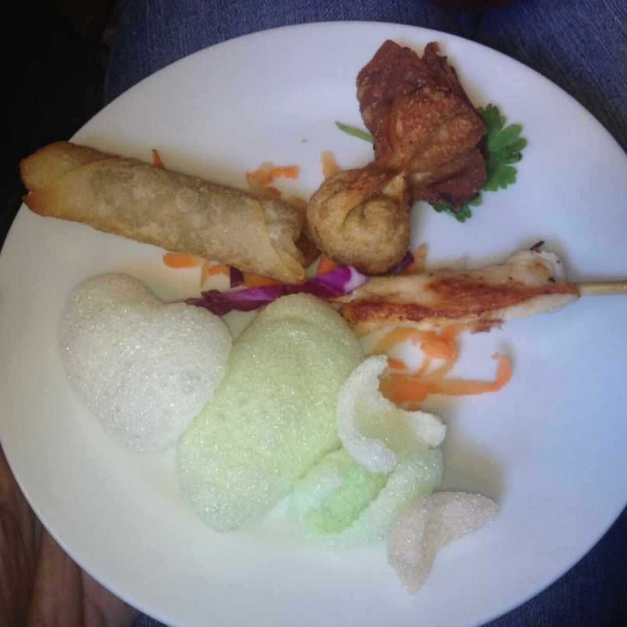 Entradas Varias, Satay de Pollo, Dumpling de Cerdo, Lumpia de Vegetales, Hojuelas de Camaron, muy buenas, jugando con varias salsas
