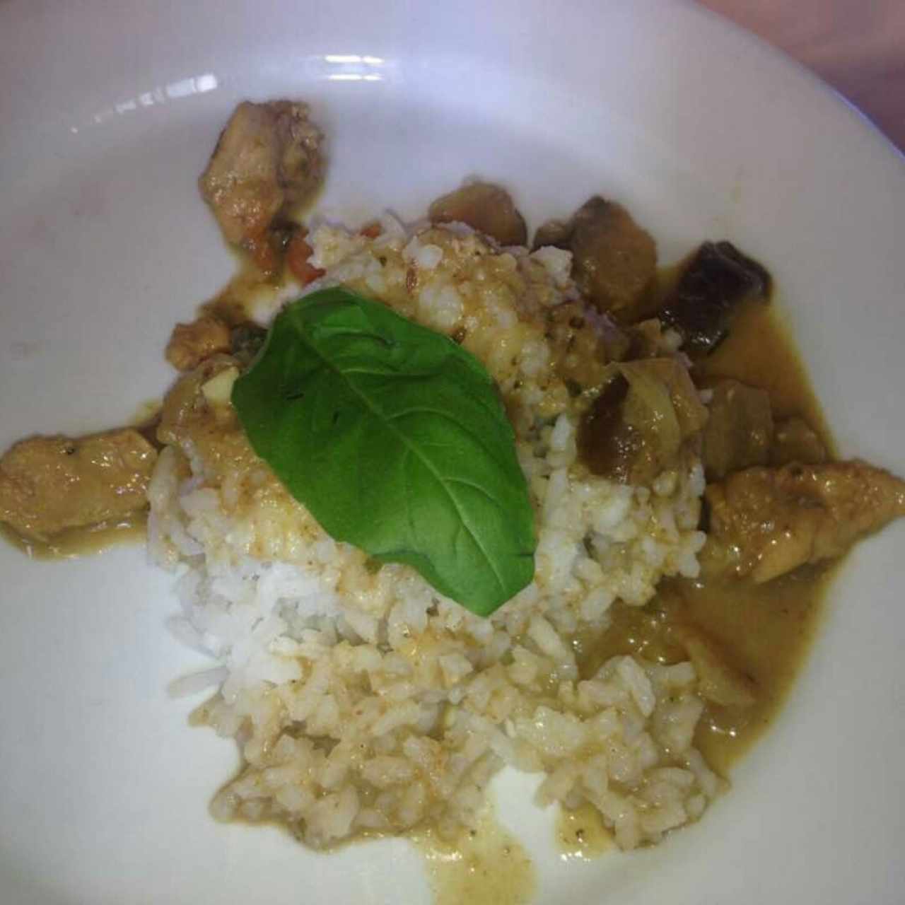 Pollo al Curry con Arroz Jazmin, excelente y Picantico