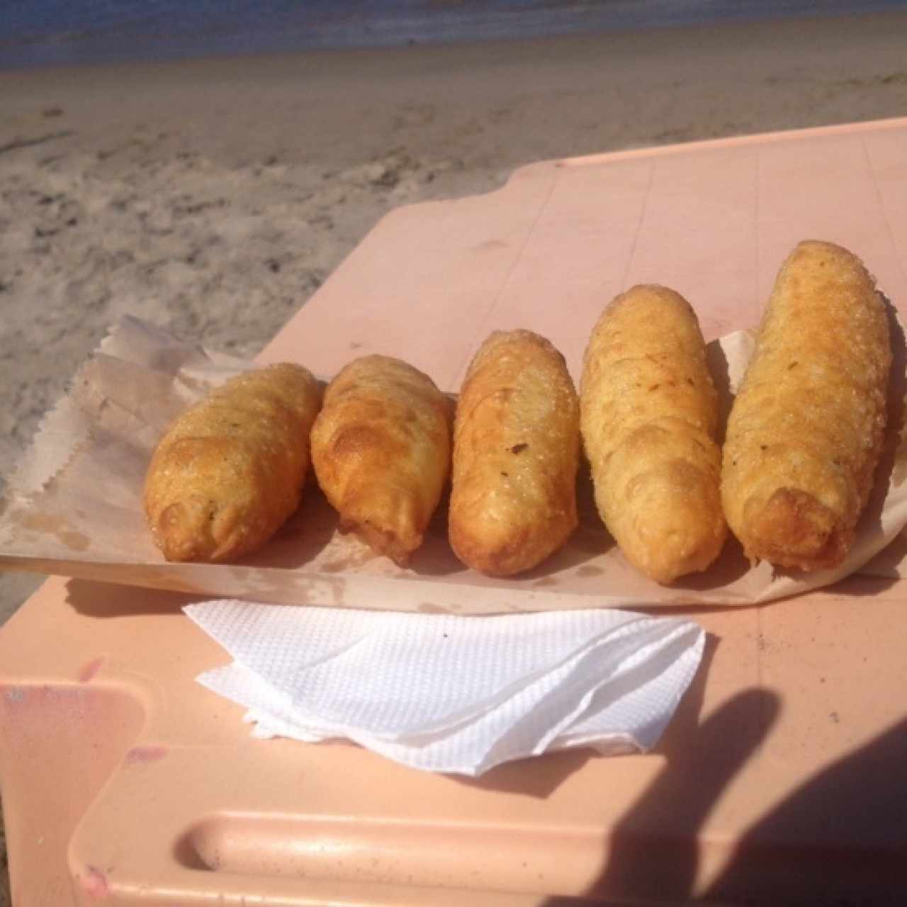 tequeños a orilla de mar