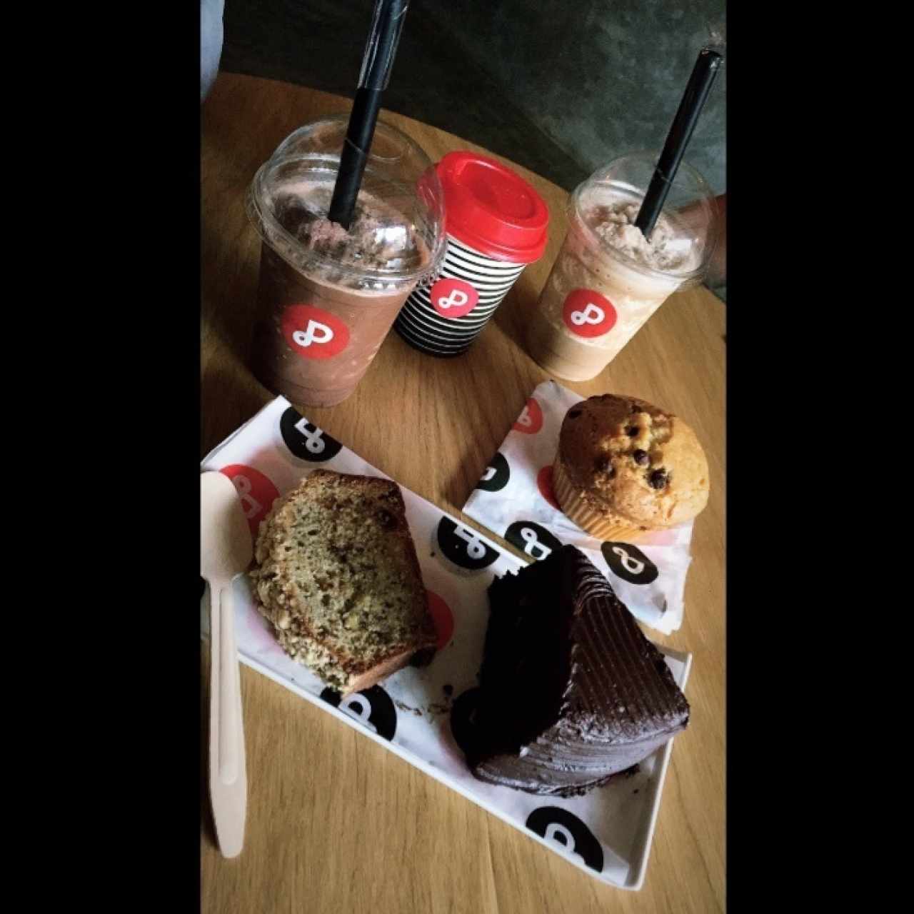 Café Frappe y tortas de chocolate y de cambur 
