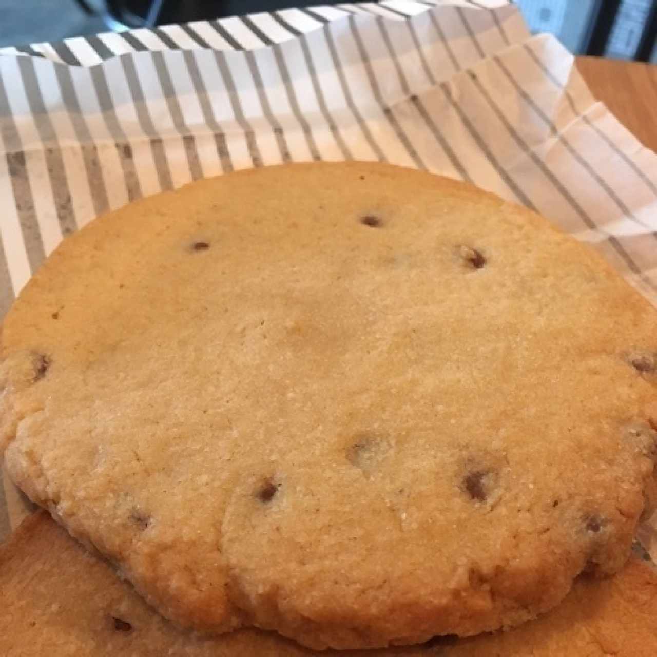 galleta de vainilla con chispas de chocolate. exquisita