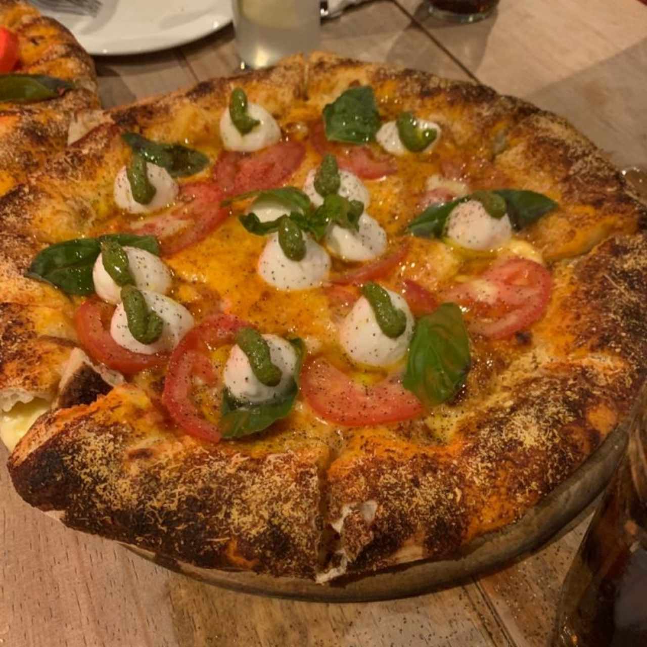 Pizza Capresa con bordes de queso. 