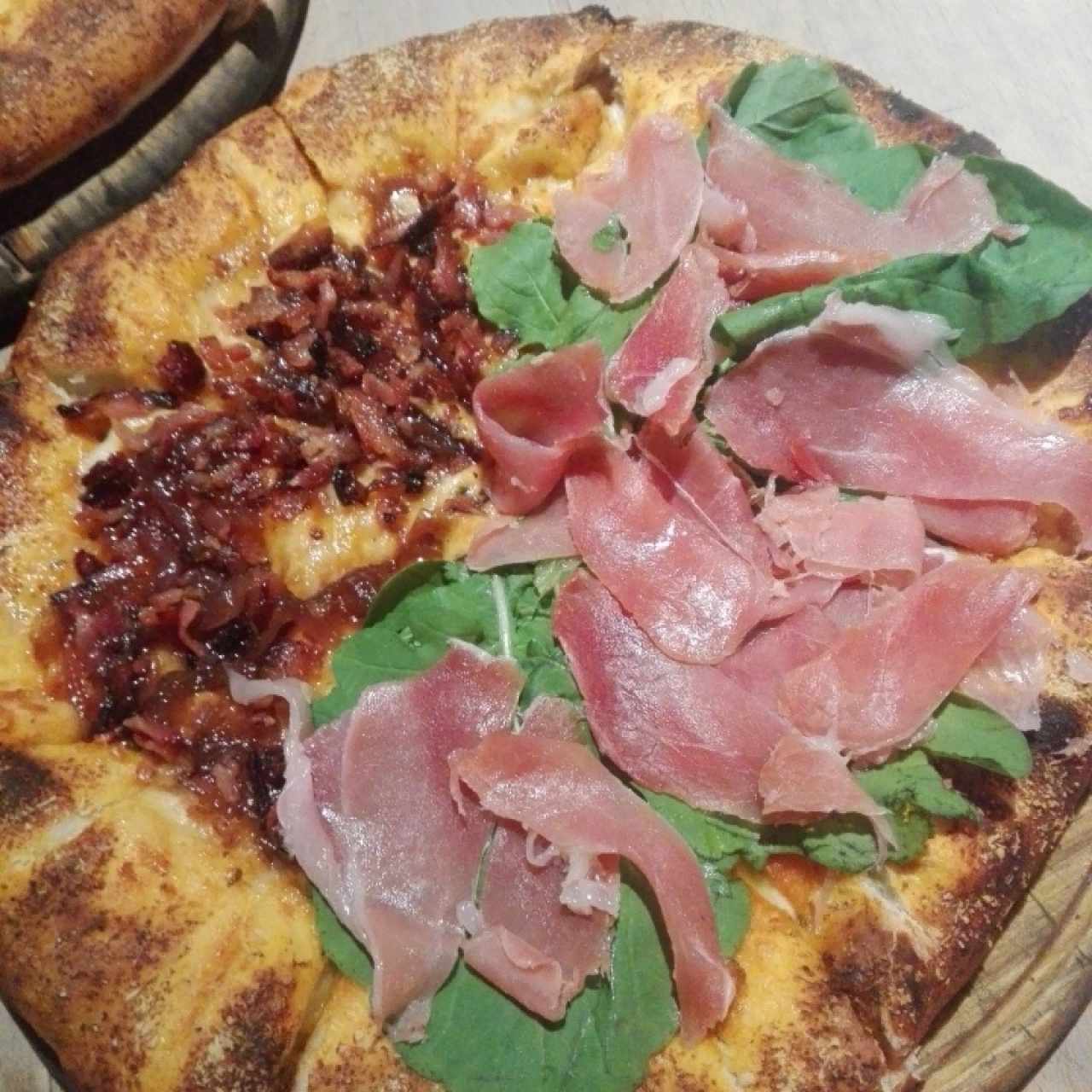 pizza con tocineta y Jamon serrano
