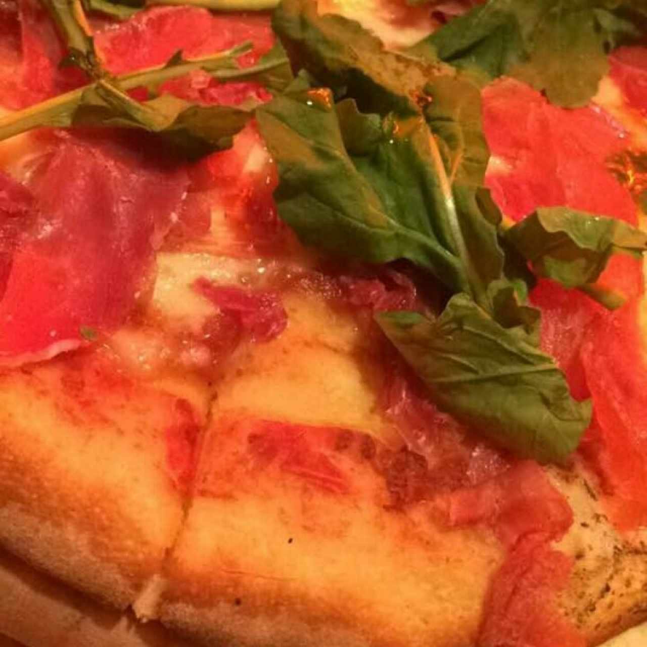 Pizza con jamón serrano y rúgula
