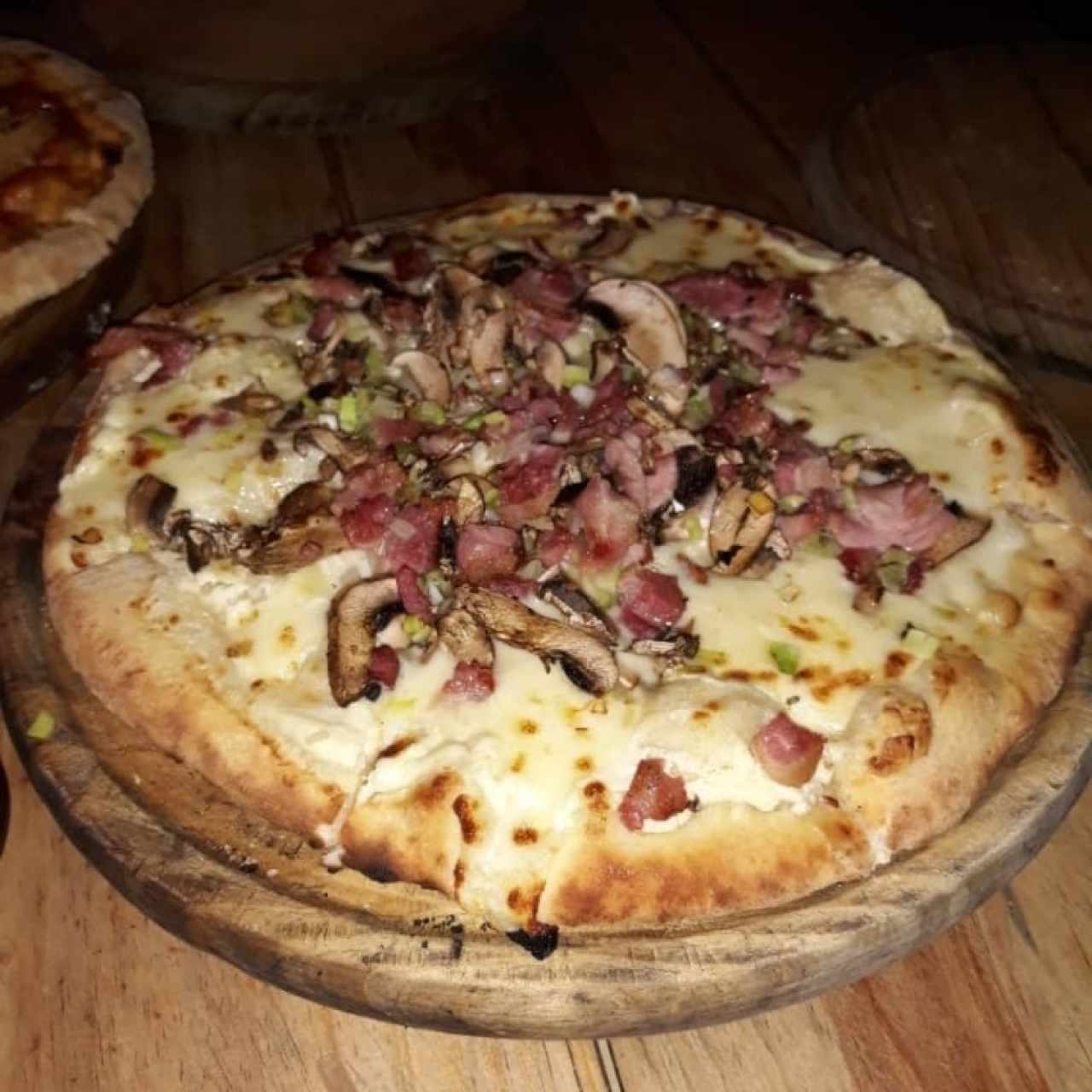 romeo ingredientes tocineta ajoporro champiñones y salsa de la nona de la casa