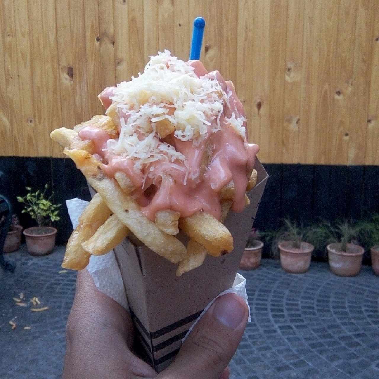Papas con queso manchego y salsa rosada