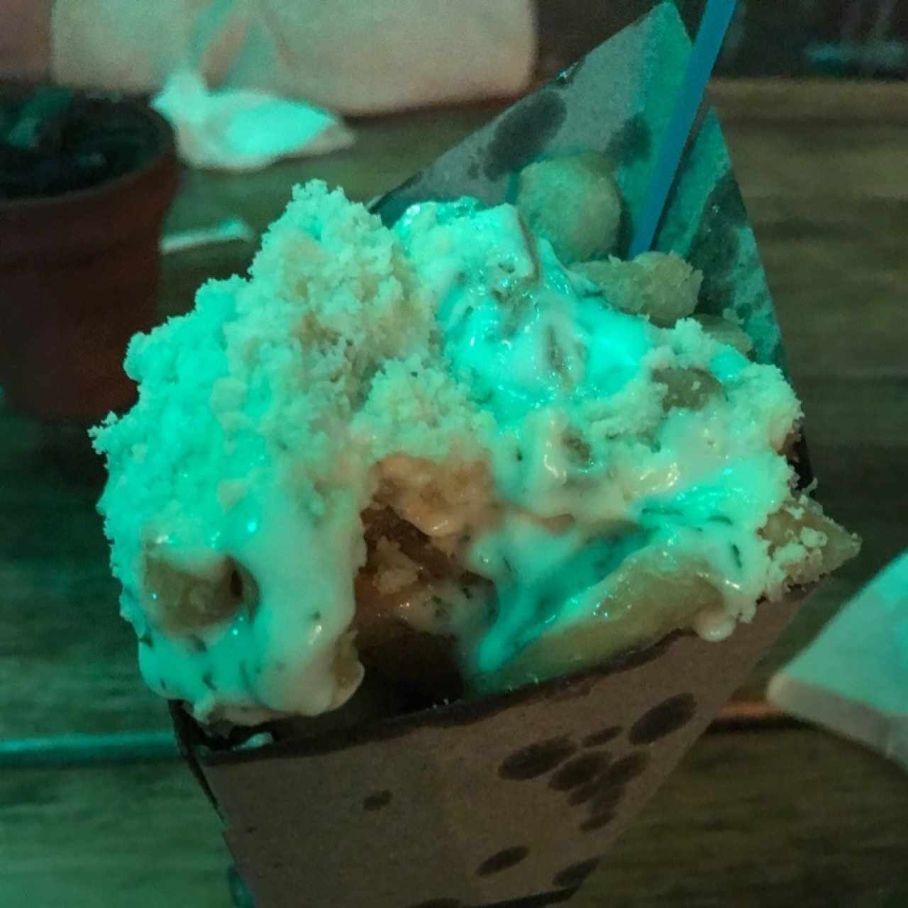 papas con salsa de perejil y ajo y quedo parmesano 