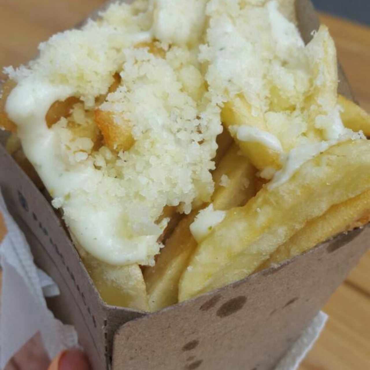 papas con crema de pepinillos y queso manchego