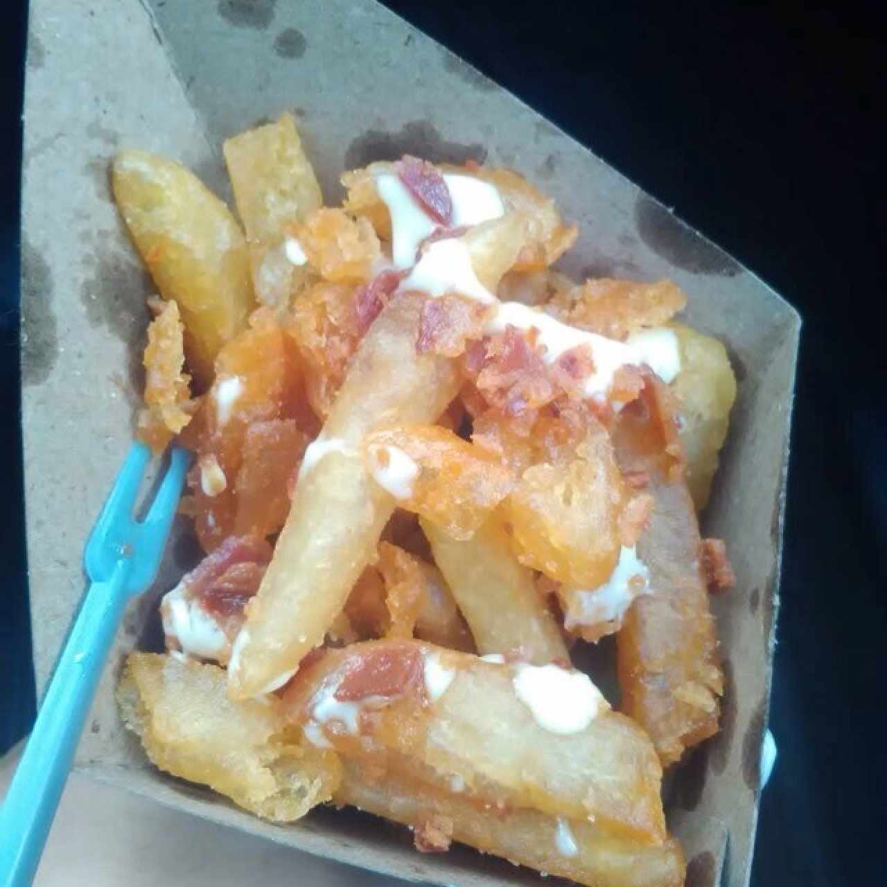 papas con salsa se queso cheddar y tocineta
