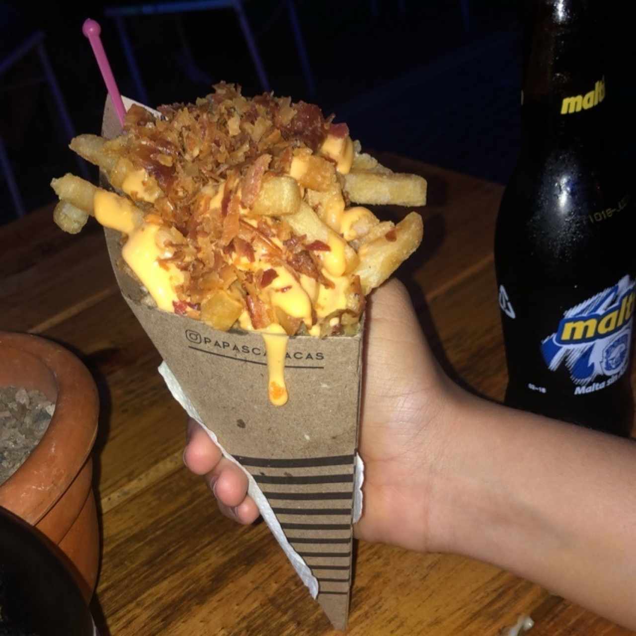 papas con topping de queso cheddar y tocineta