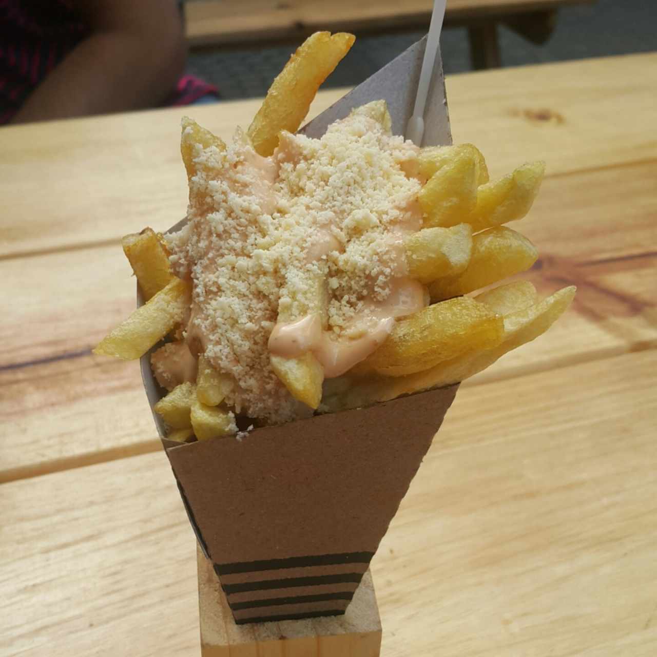 Papas con Queso parmesano y salsa Brava