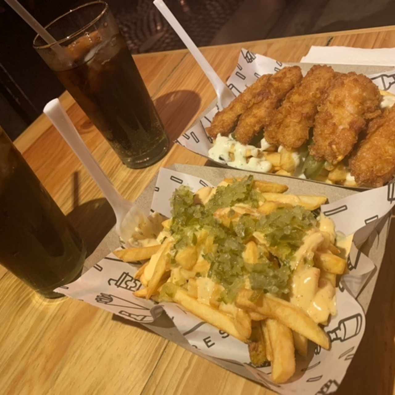 1) Canoa con salsa brava y topping de pepinillos dulces 2) Canoa con salsa de ajo, topping de jalapeños con pollo crispy