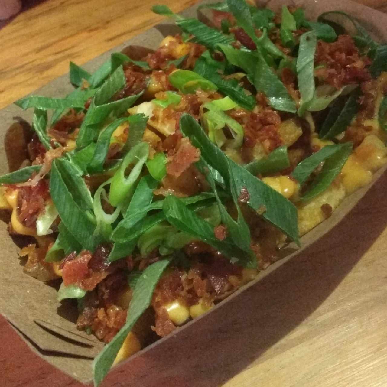Canoa con BBQ, queso cheddar, tocineta y cebollín 