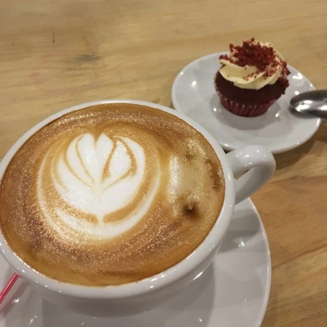 Capuccino y ponque de red velvet
