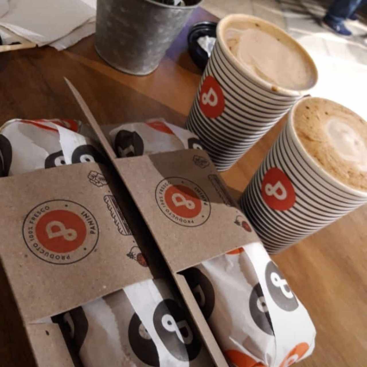 Chocolate caliente y Panini de Jamón... Excelente..!