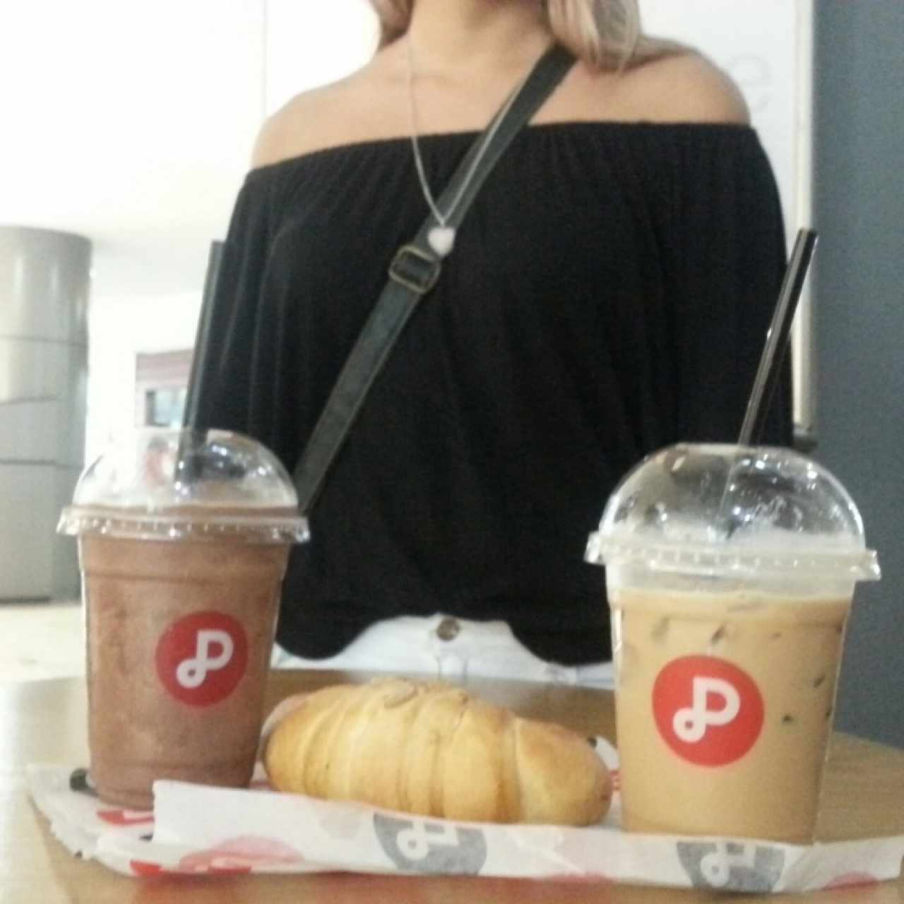 Iced coffee y croissant de almendras
