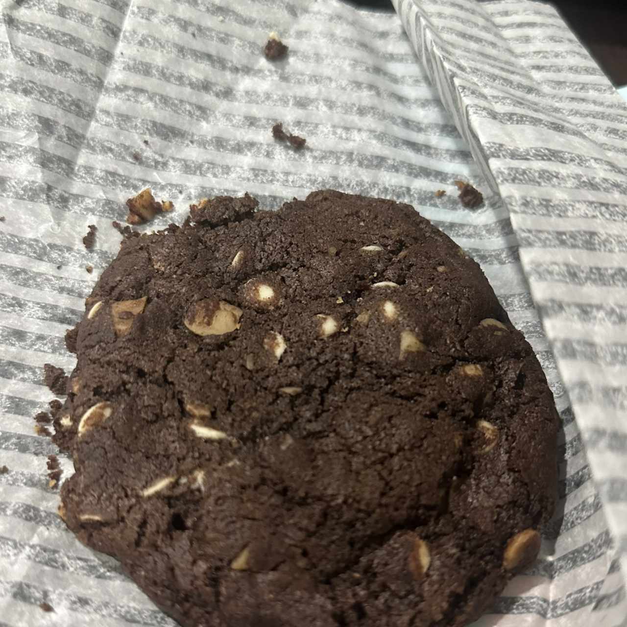 Galleta con chocolate blanco y almendra