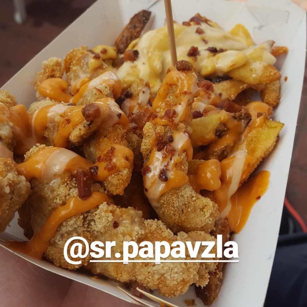 poulet con salsa masala, burguer, queso fundido y tocineta crujiente
