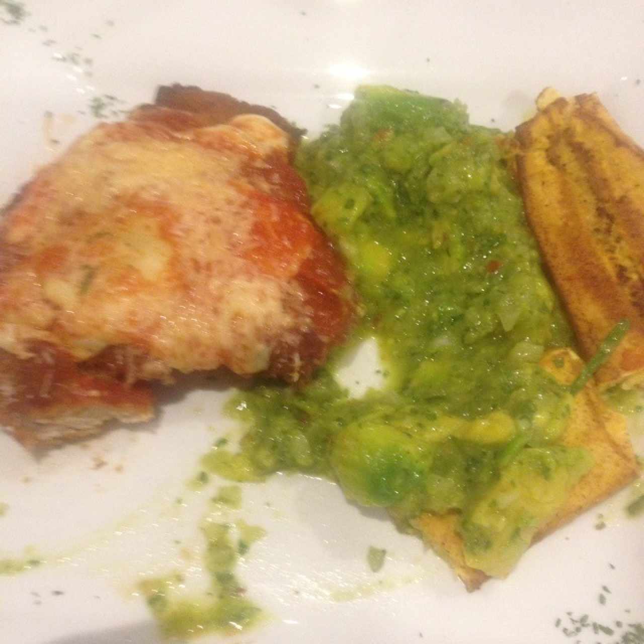 Pollo a la parmesana con tostones y ensalada 