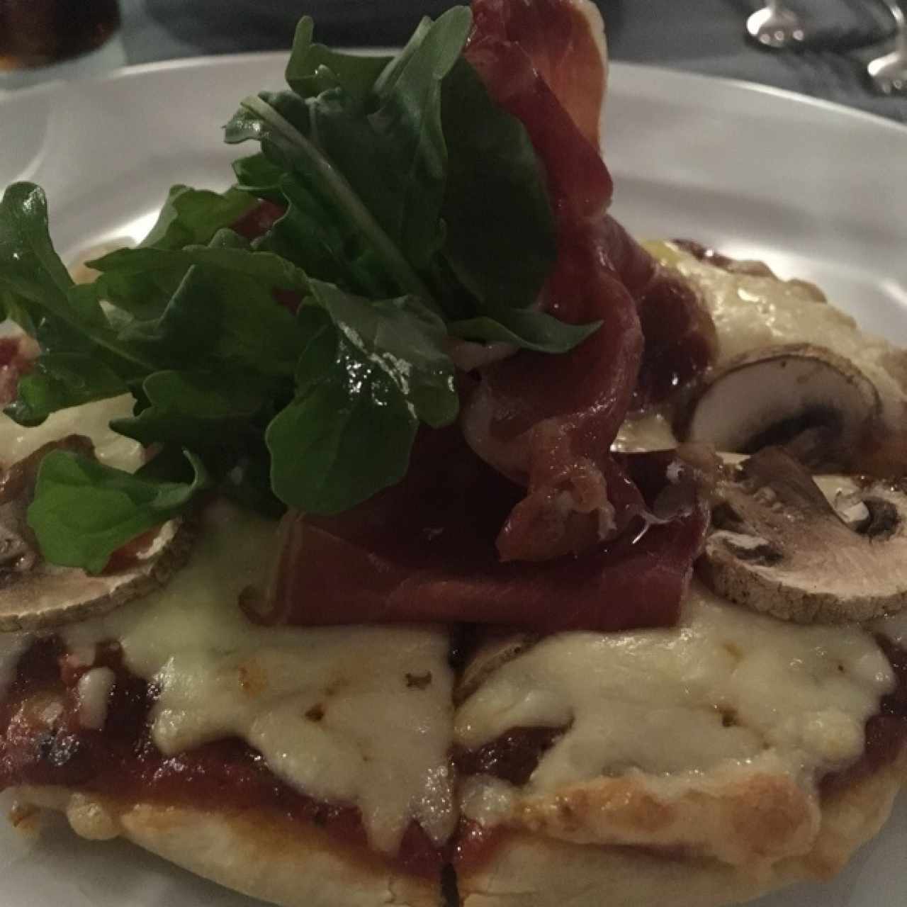 Pizzeta con hongos, jamon serrano y rúgula