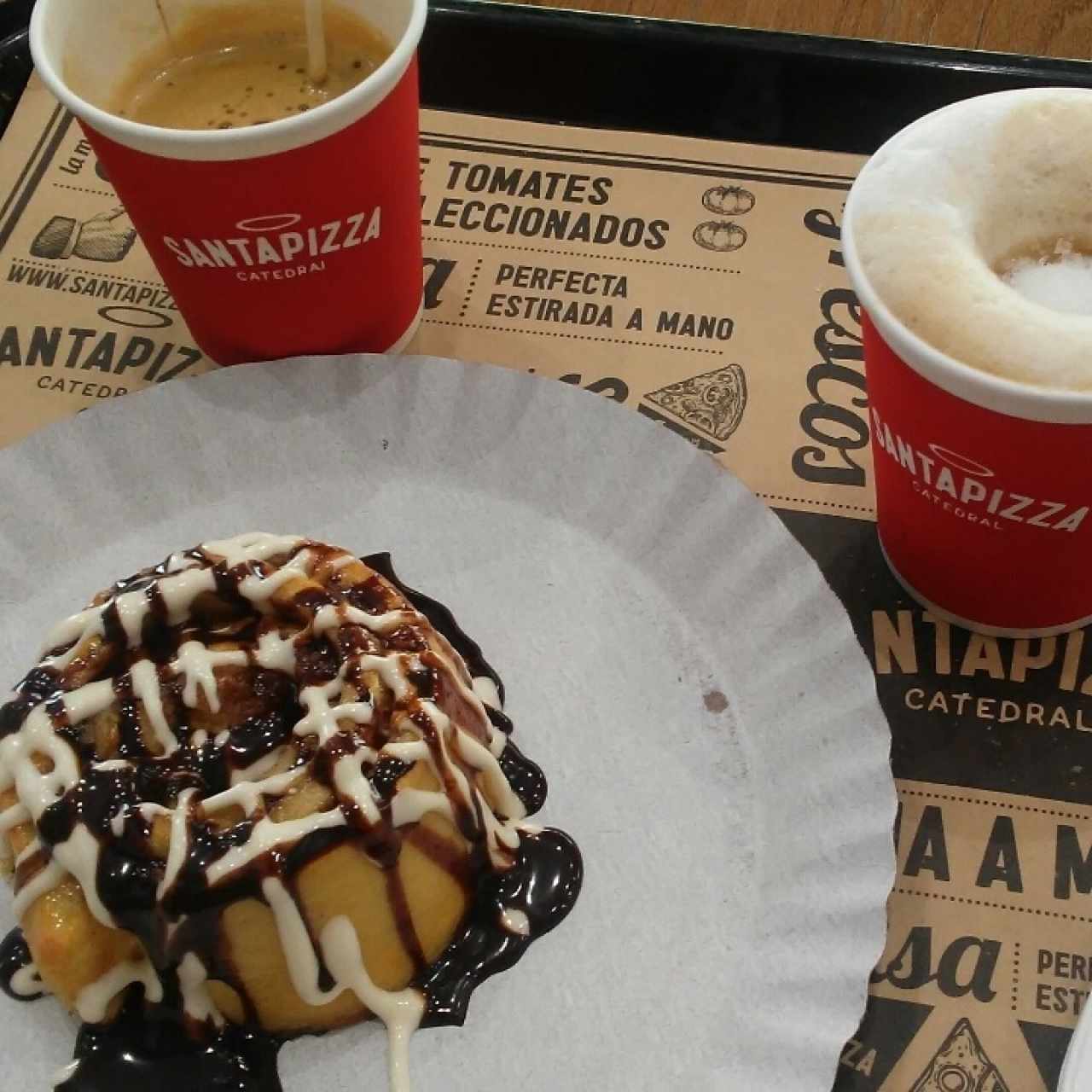 roll de canela más café