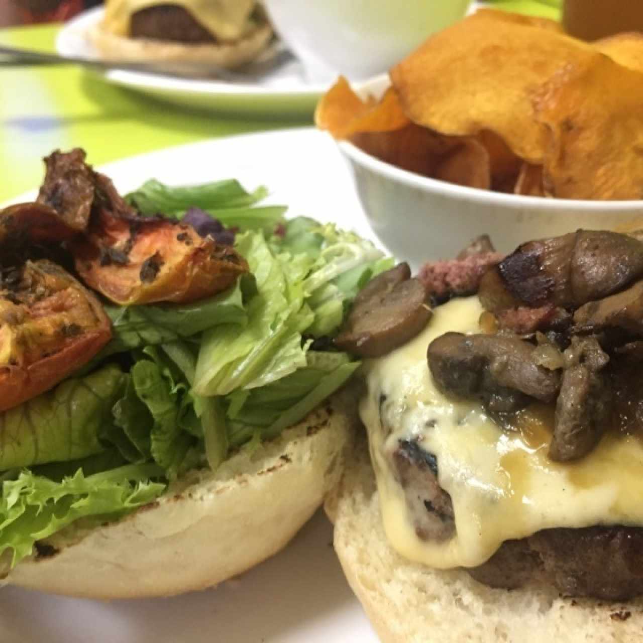 Hamburguesa con champiñones y tomate 