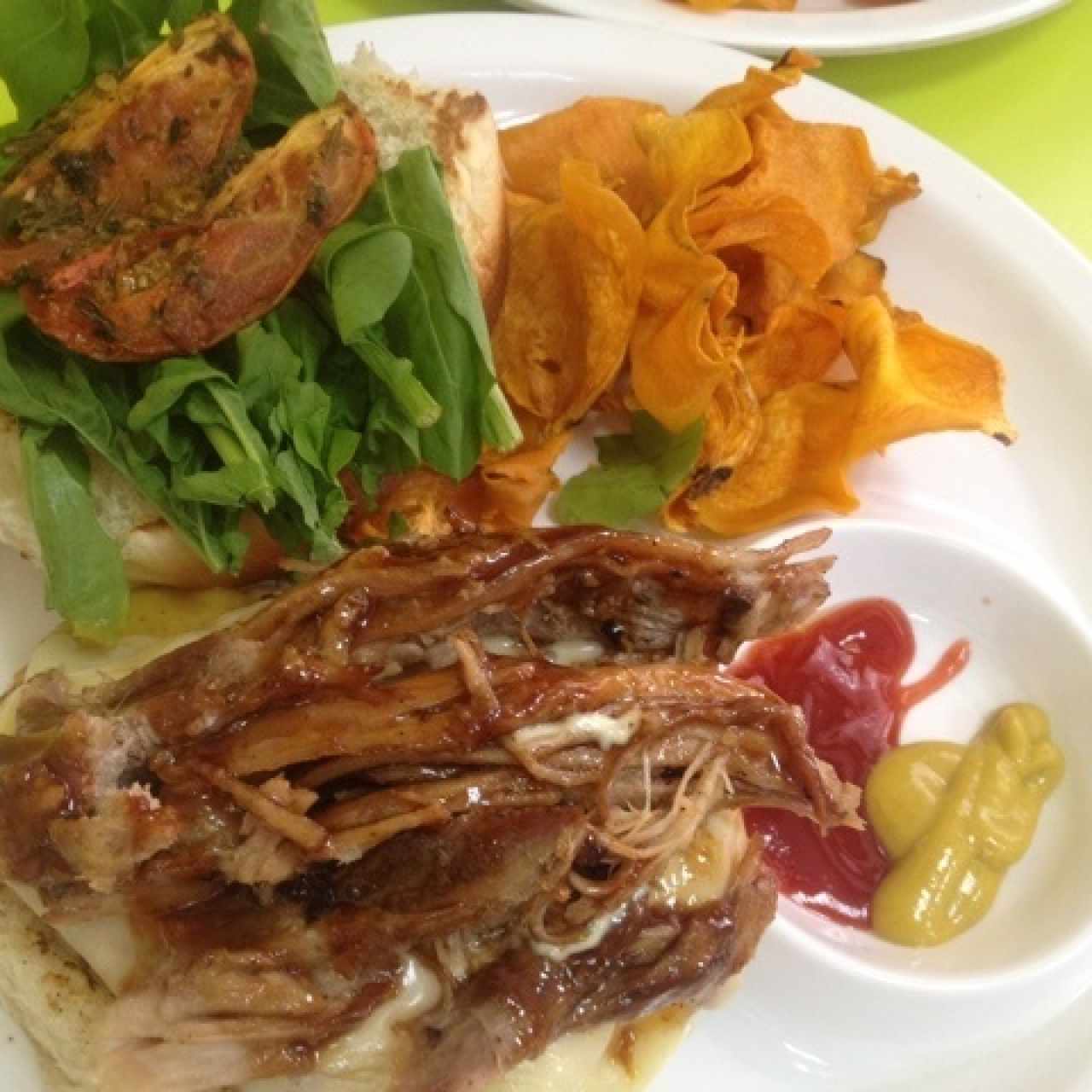 La Mundialera, con pollo grill y pernil 😍