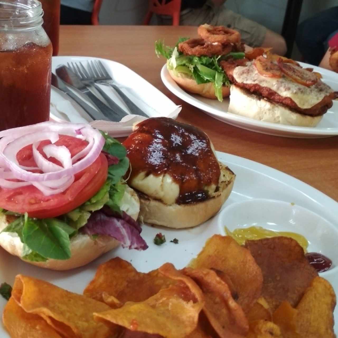 Hamburguesas: ahumada y pollo crispy 