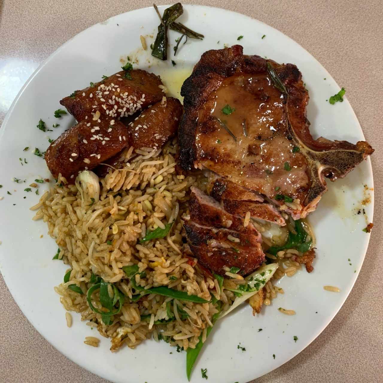 chuleta en salsa de naranja y romero, arroz y platano al horno