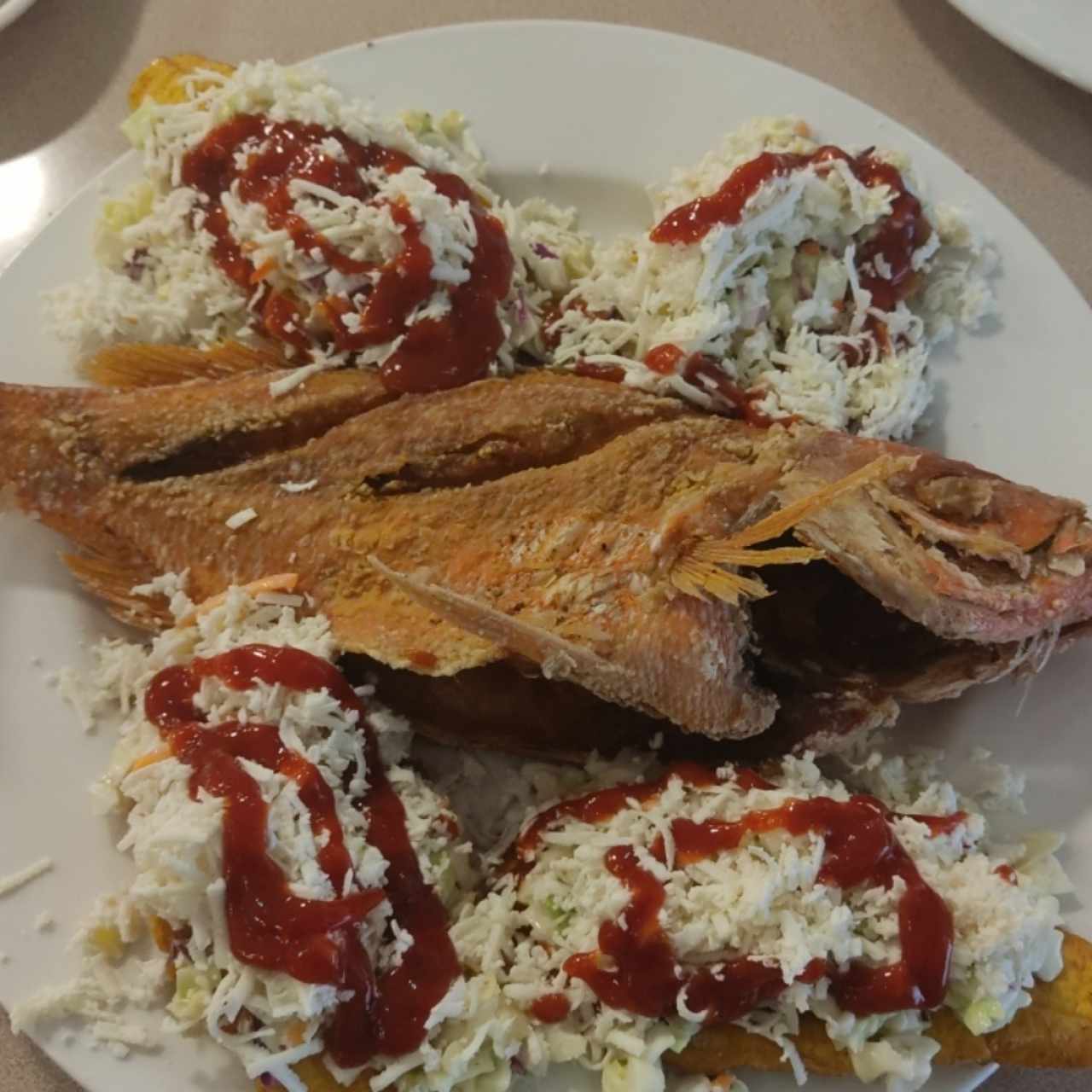 Pargo frito con tostones