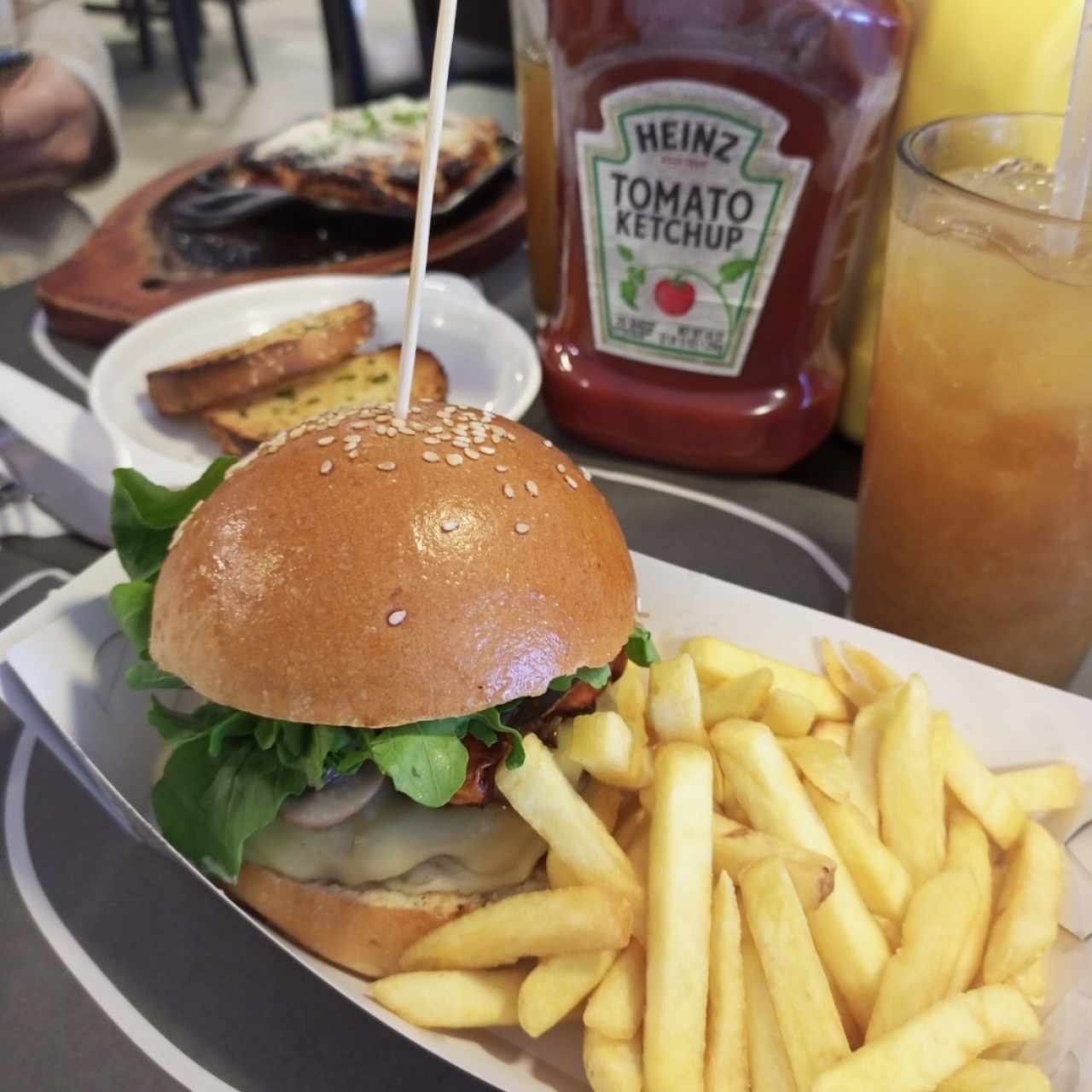 Hamburguesa con champiñones (y pasticho en el fondo) 