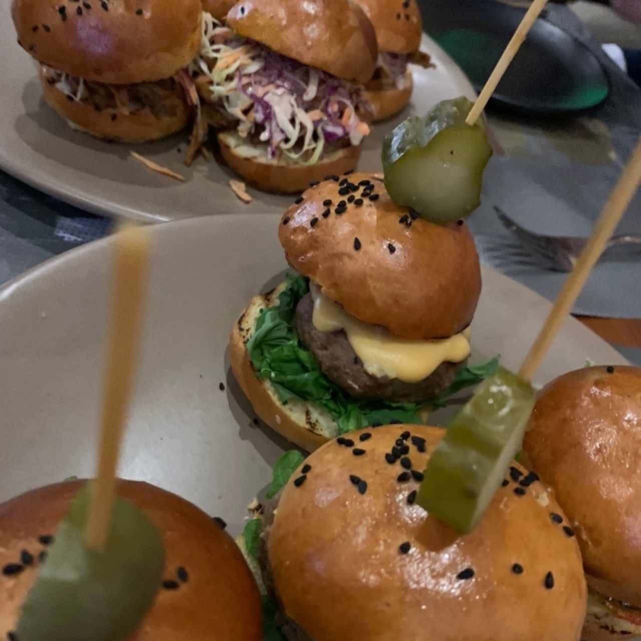 mini hamburguesas de carne y de pulled pork 
