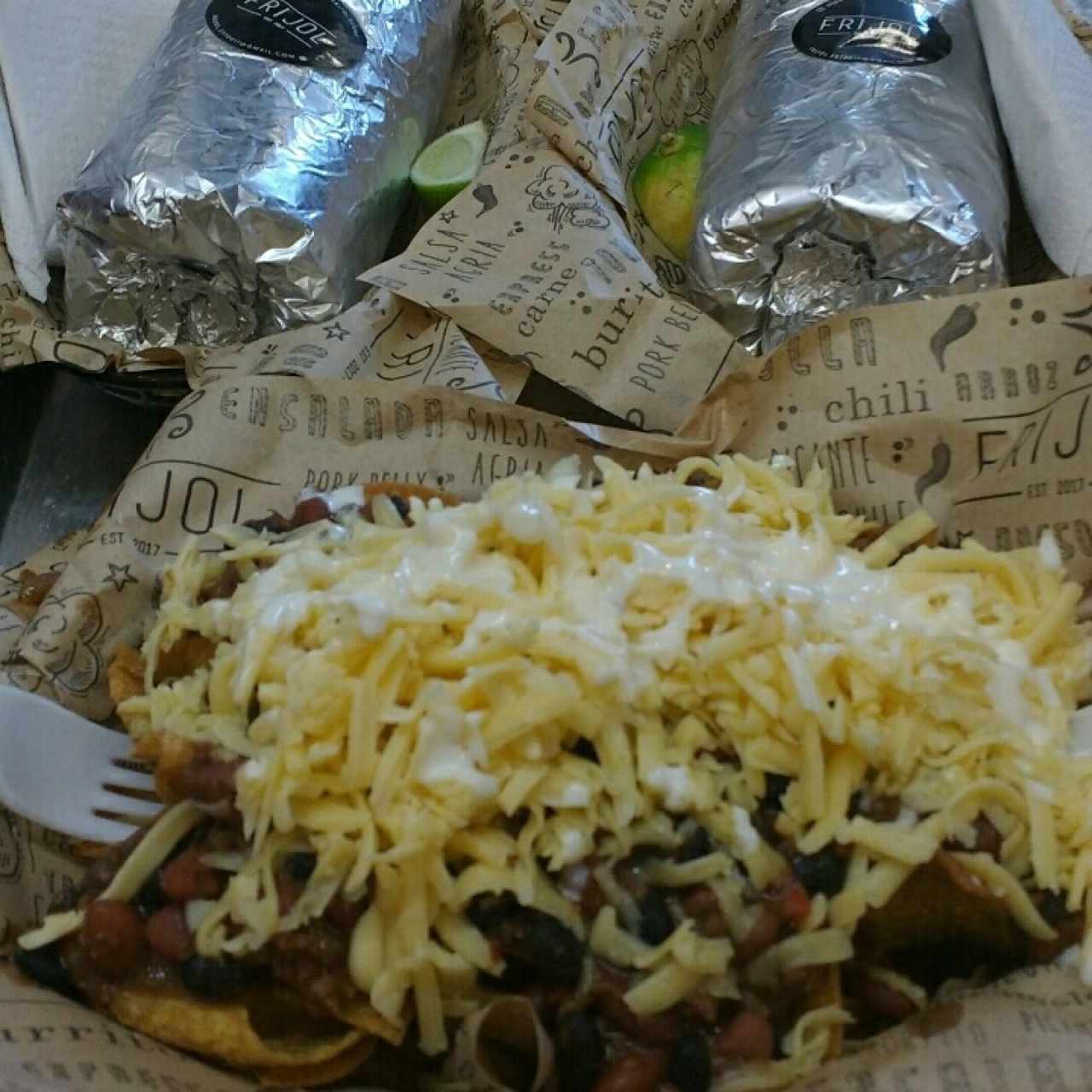 Nachos + chili + queso