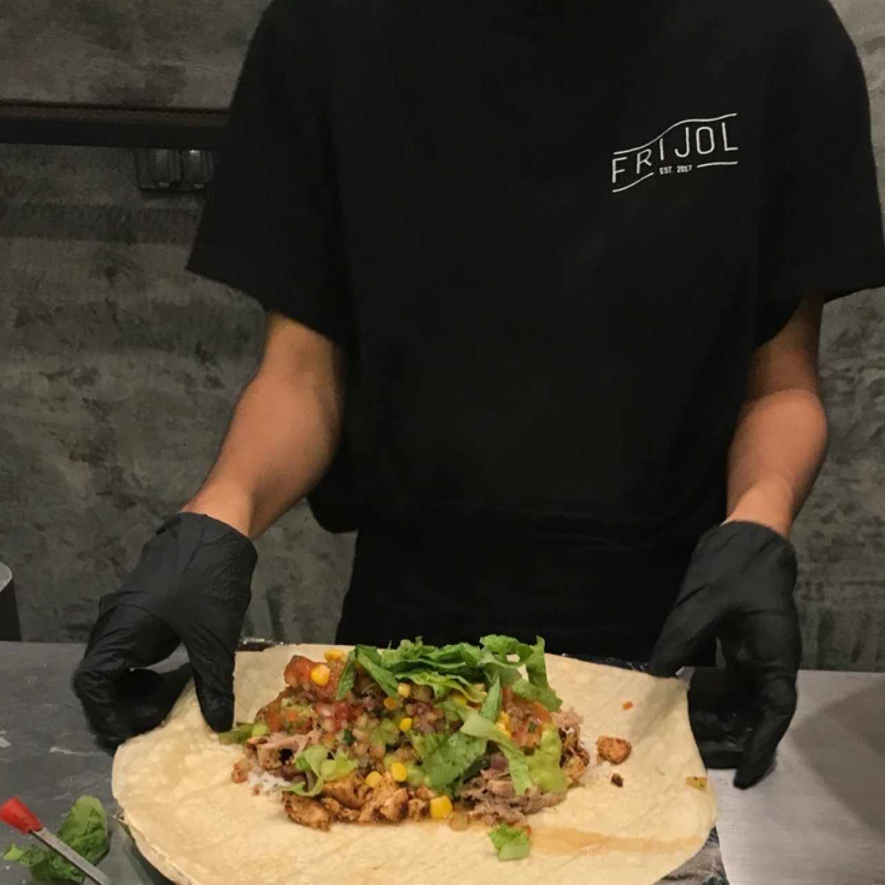 burrito con todo (peril y pollo) justo antes de cerrarlo.