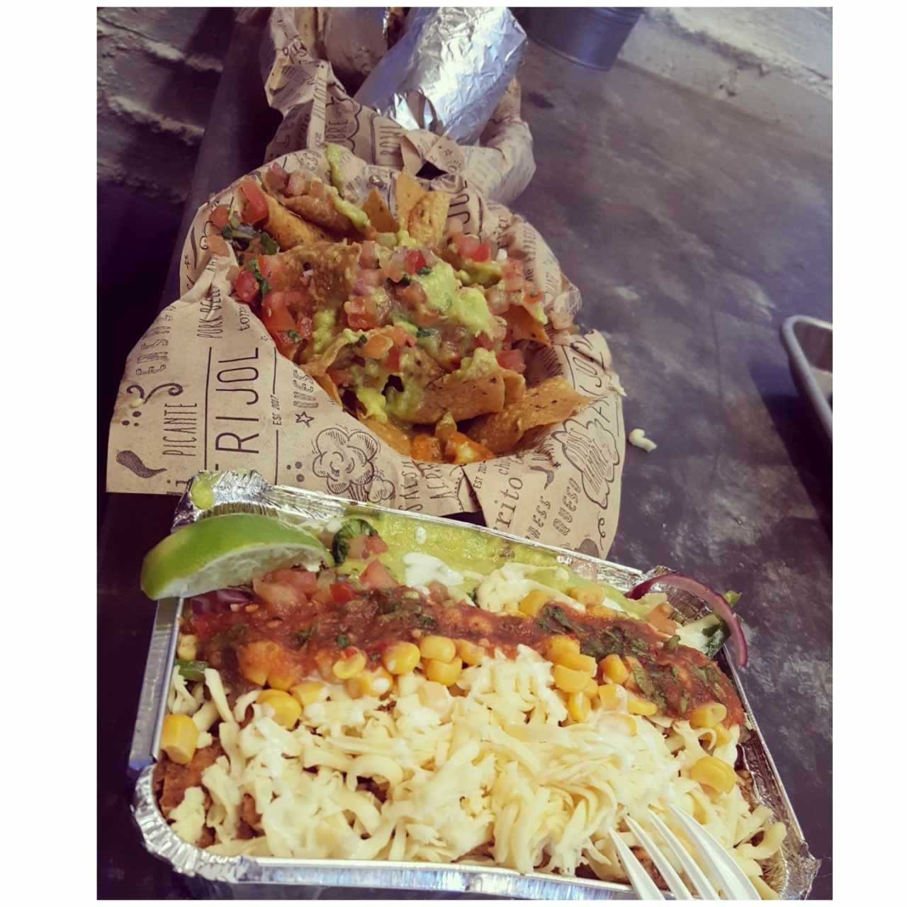 Bowl mixto + Chips con guacamole y pico de gallo + Burrito mixto