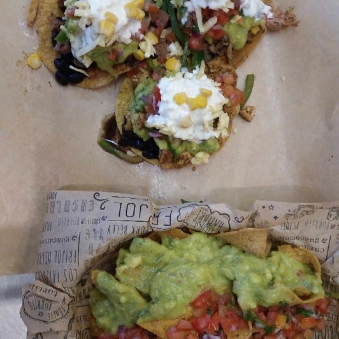 Tostadas mixtas y chips con guac y salsa