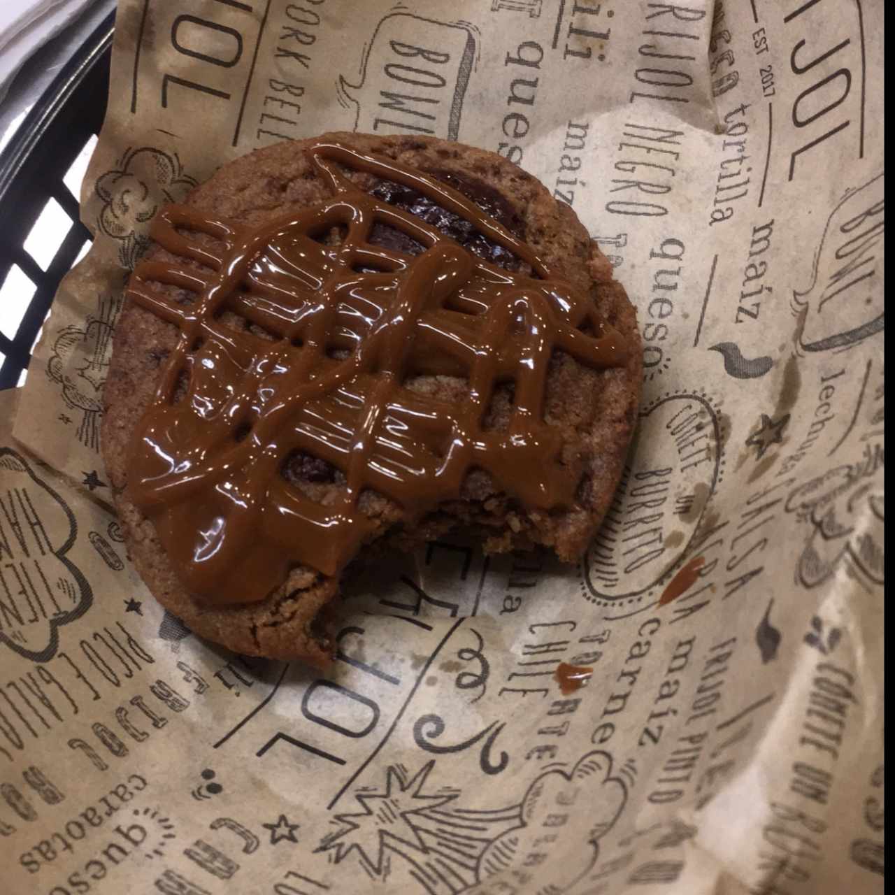 Galleta de chocolate con toping de arequipe