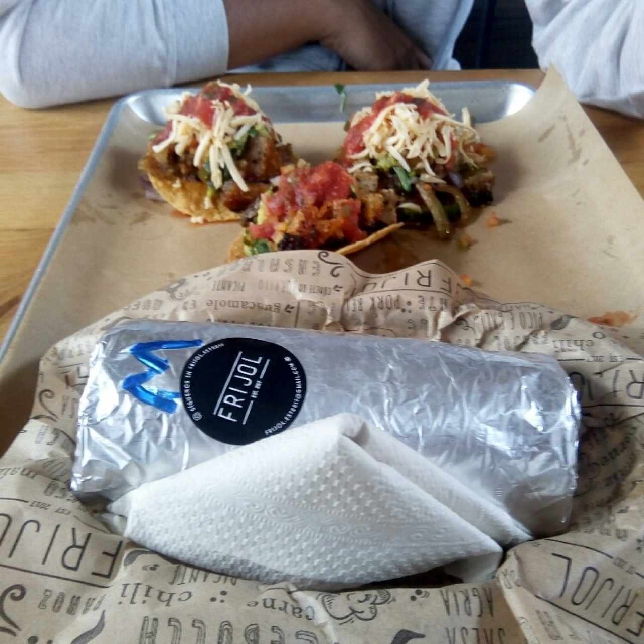 burrito mixto y tostadas